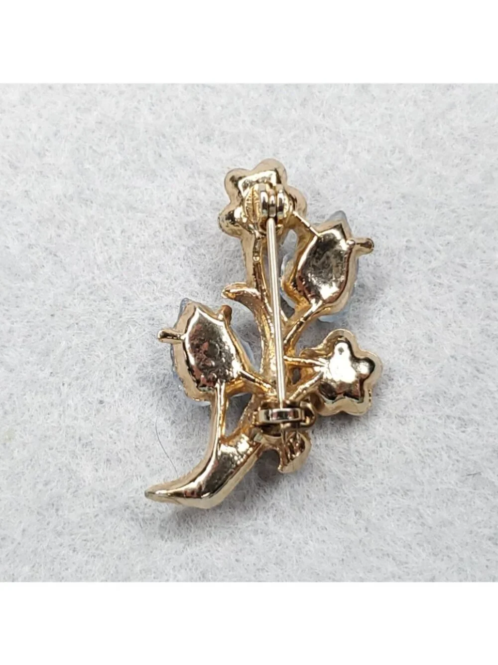 Vintage Flower Brooch Gold Tone Blue Molded Glass Faux Pearls 1.25" - Picture 4 of 6